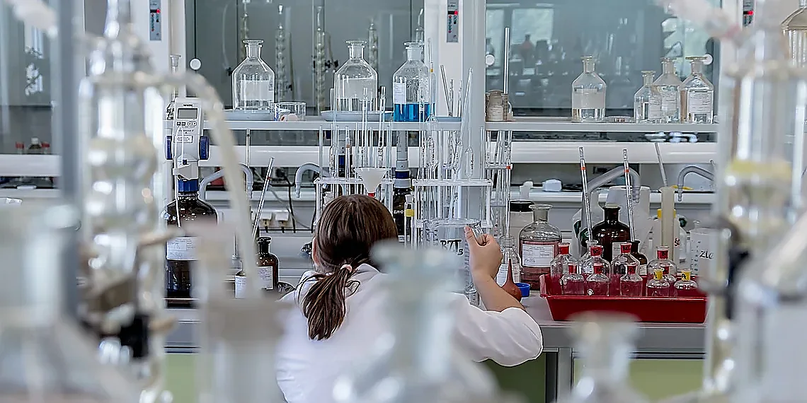 Reinforcement Learning for Life Science Agents